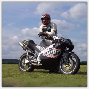 Foto eines Motorradrennfahrers auf seinem Rennmotorrad